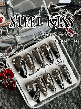 原创设计，手工制作，10片朋克风长款美甲贴片，透明底黑色渐变设计，尖头长杏仁甲，法式美甲，融合蛇、回形针、爱心、十字架等朋克元素。黑色甲片，搭配各种动物造型的铬合金饰品，完美点缀指尖。