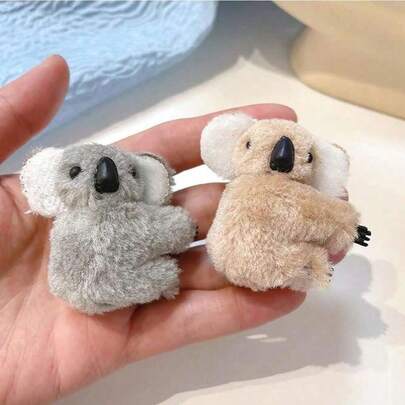 Kẹp tóc hình gấu Koala 3D mini bằng nỉ, mềm mại và bông xốp, thiết kế hình gấu Koala 3D đáng yêu với kẹp tai thỏ bên hông để giữ chắc chắn, phù hợp với nhiều kiểu tóc, phụ kiện tóc hoạt hình dễ thương để sử dụng hàng ngày, trang trí nhà cửa, quà tặng ngày lễ và quà tặng tiệc tùng.