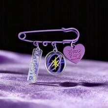 KATSEYE 亚克力胸针、包饰、珠宝、名人周边、玩具和游戏、爱好、收藏品、派对用品、收藏玩具、收藏展示和收纳、生日礼物、派对礼物、节日礼物 - 彩色 - 查看 1