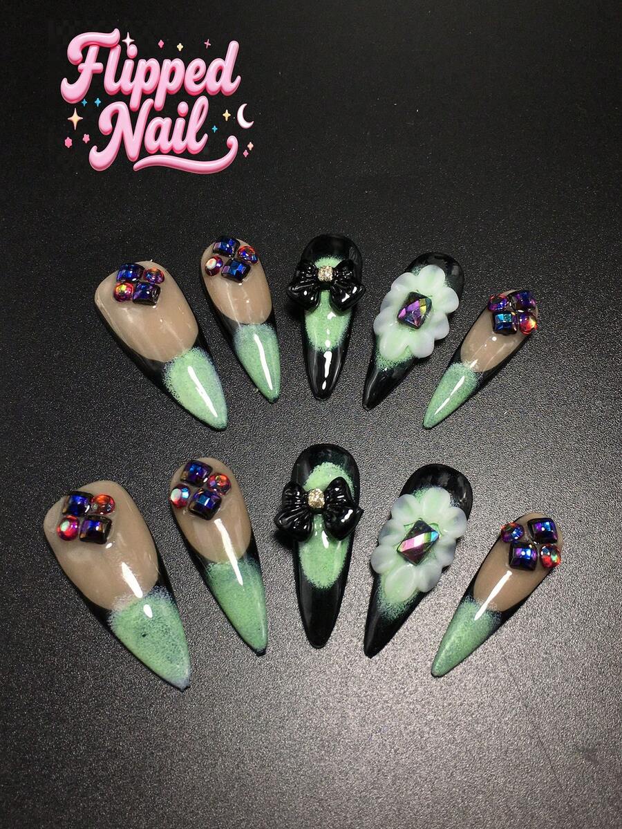 Jeder Set enthält 10 Stücke Y2K feine Stiletto-Aufstecknägel, die aus handgefertigtem Acryl gefertigt sind. Mit einem französischen Design, das mit Strass, Schleifen und Blumendekoration verziert ist, gibt es diese Nägel in einer Vielzahl von getönten und nackten Farboptionen. In 3 Größen erhältlich, um verschiedene Handbreiten zu passen, sind sie perfekt für Weihnachten, Partys, Abschlussbälle und den Alltag. Inklusive Nagel-Werkzeug-Set, was sie zu einem idealen Geschenk für Frauen und Mädchen macht.