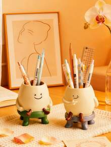 Suport pentru pixuri drăguț cu desene animate - organizator multifuncțional pentru papetărie, design adorabil cu figurină albă plină de viață, linii netede ale picioarelor, ideal pentru depozitarea pixurilor, creioanelor, markerelor, evidențiatoarelor etc. Decor perfect pentru birou pentru studenți, lucrători la birou, studiu acasă și spații de lucru, adăugând distracție și farmec spațiului dvs., menținând în același timp biroul ordonat. Potrivit și pentru decorarea camerei, a casei și a biroului.