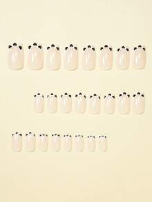 用24片中号方形按压式假指甲升级你的造型！时尚简约，情人节可爱黑色法式图案，白色法式按压式假指甲，经典日常白色法式裸色底按压式假指甲，全覆盖假指甲套装，适合女性和女孩。套装包含1张粘合贴片和1个迷你指甲锉，果冻胶条，随机发货。 - 黑與白 - 查看 3