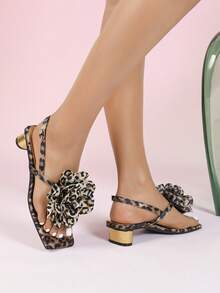 豹纹露趾套脚凉鞋，饰以超大花朵图案和金色鞋跟，尽显休闲时尚风格 - 棕色 - 查看 5