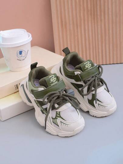 一双男女童休闲运动鞋，舒适防滑轻便纯色简约跑步鞋。模压鞋垫，魔术贴搭扣，四季皆宜。经典复古厚底运动鞋，EVA鞋底，休闲校园风日常学生运动鞋，慢跑鞋