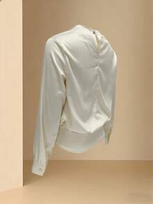 女士常规长度长袖圆领衬衫，配时尚金色纽扣