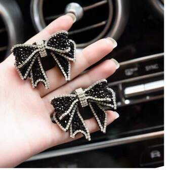 Ett exklusivt tillbehör till bilparfym, en ny typ av luftkonditionering i bilen med diamantbeklädd rosett för luftutlopp för inredning