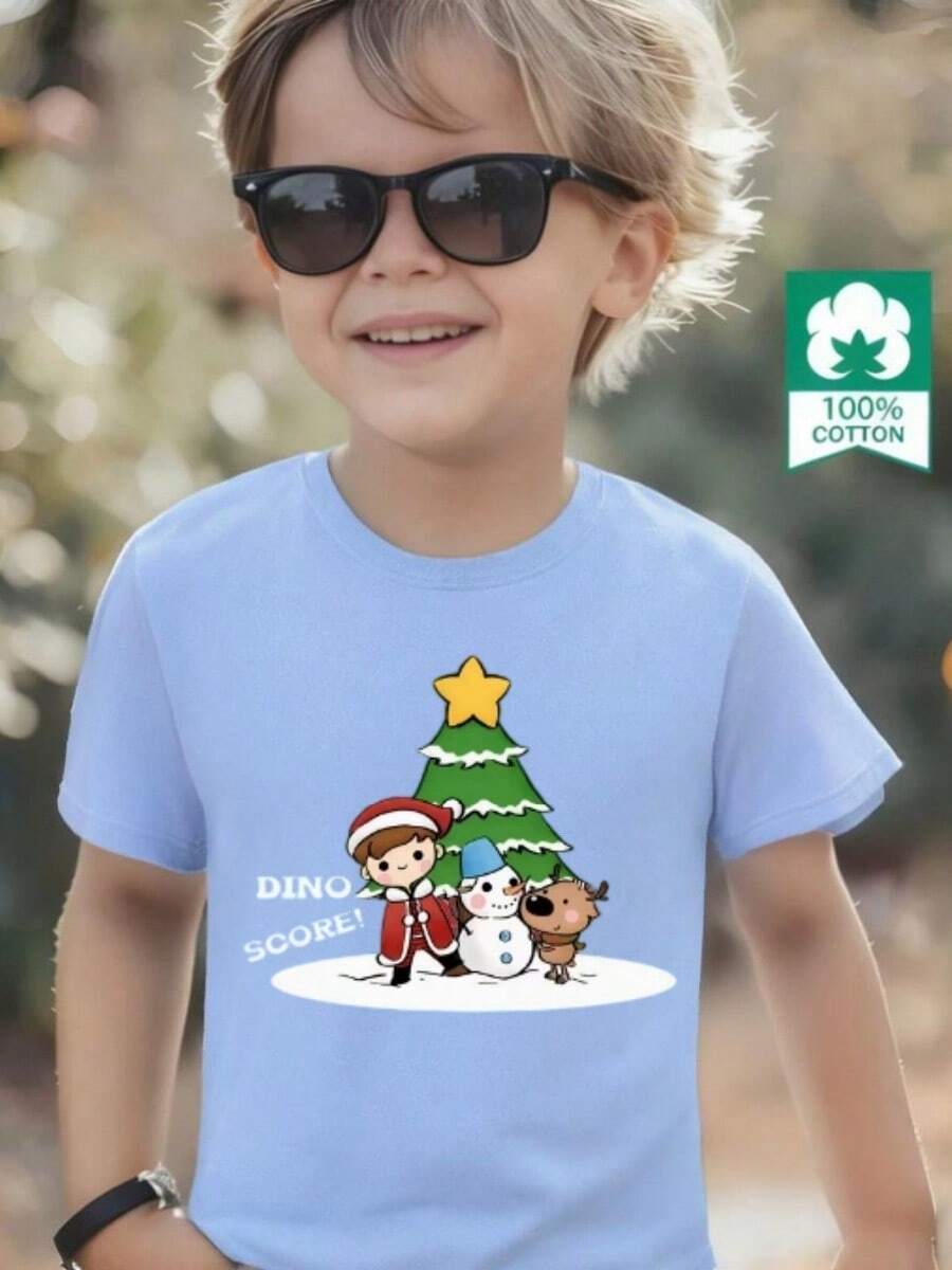 Esta nueva camiseta de manga corta para niño está hecha 100 % de algodón y luce un elegante estampado Navidad. Es informal y versátil. Su tejido suave y agradable al tacto cuida la delicada piel de los niños, permitiéndoles moverse con libertad y sentirse cómodos durante reuniones familiares, eventos escolares o juegos al aire libre. - Azul - Ver 1