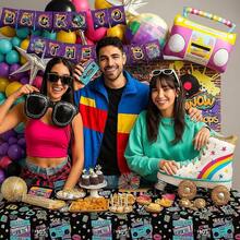 Zestaw 111 łuków balonowych w stylu disco, wypełniony urokiem lat 80. i 90. Zestaw zawiera radio, rolki, okulary przeciwsłoneczne, parkiet disco oraz balony foliowe w kształcie gwiazdek, a także balony lateksowe w kolorze czarnym, niebieskim, żółtym, różowym i fioletowym. Idealny na przyjęcia urodzinowe, imprezy w stylu lat 80. i 90., bale maturalne, dekoracje imprezowe i imprezy w stylu disco. - Wielokolorowe - Zobacz 4