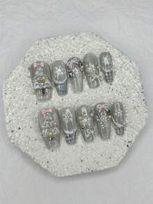 10 piezas de uñas postizas blancas románticas de Navidad hechas a mano con lazos dulces, perlas, diseños de hadas delicadas, copos de nieve y ojos de gato brillantes. Incluye 1 hoja de pegatinas de gelatina y 1 lima de uñas.