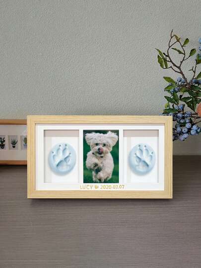 2个宠物猫/狗爪印设计相框，适合DIY一周岁宝宝手印/脚印墙饰。相框采用优质木材制成，表面光滑细腻，触感舒适。内衬柔软绒布，保护爪印免受刮擦。