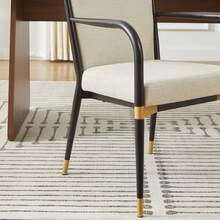 Juego de 2 sillas de comedor modernas con reposabrazos, sillas tapizadas estilo escandinavo, estructura negra y detalles dorados, cojín de tela color crema para la mesa del comedor - Beis - Ver 7