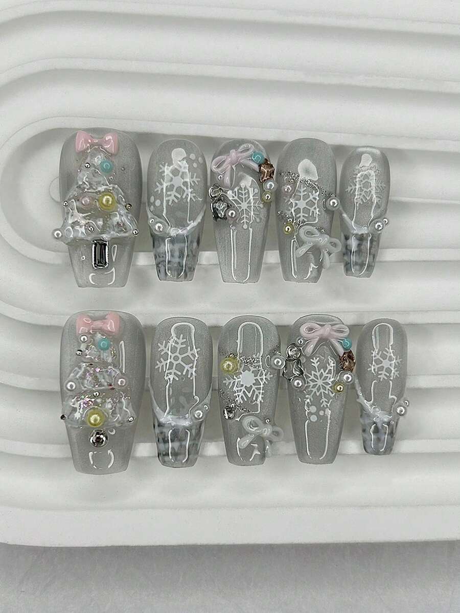 10 piezas de uñas postizas blancas románticas de Navidad hechas a mano con lazos dulces, perlas, diseños de hadas delicadas, copos de nieve y ojos de gato brillantes. Incluye 1 hoja de pegatinas de gelatina y 1 lima de uñas.