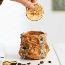 Xícara de café criativa e assimétrica, estilo vintage, com alça e cerâmica craquelada, ideal para casa, cafeterias, latte art casual e decoração japonesa. - Camelo - Ver 5