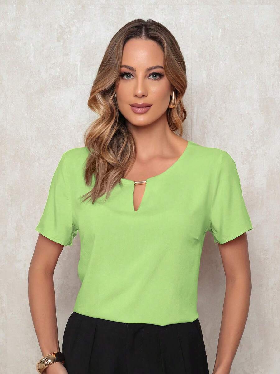 ALETHEIA - SHORT-SLEEVED BLOUSE IN VISCOSE FABRIC WITH A TUBE DETAIL AT THE NECKLINE. WOMEN'S BLOUSES. MOTHER'S BLOUSES. - 淺綠色 - 查看 1