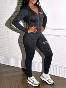 LovelyWholesale 女士休闲连帽抽绳豹纹字母拉链运动套装，包含上衣和修身打底裤，适合秋季穿着 - 黑色 - 查看 2