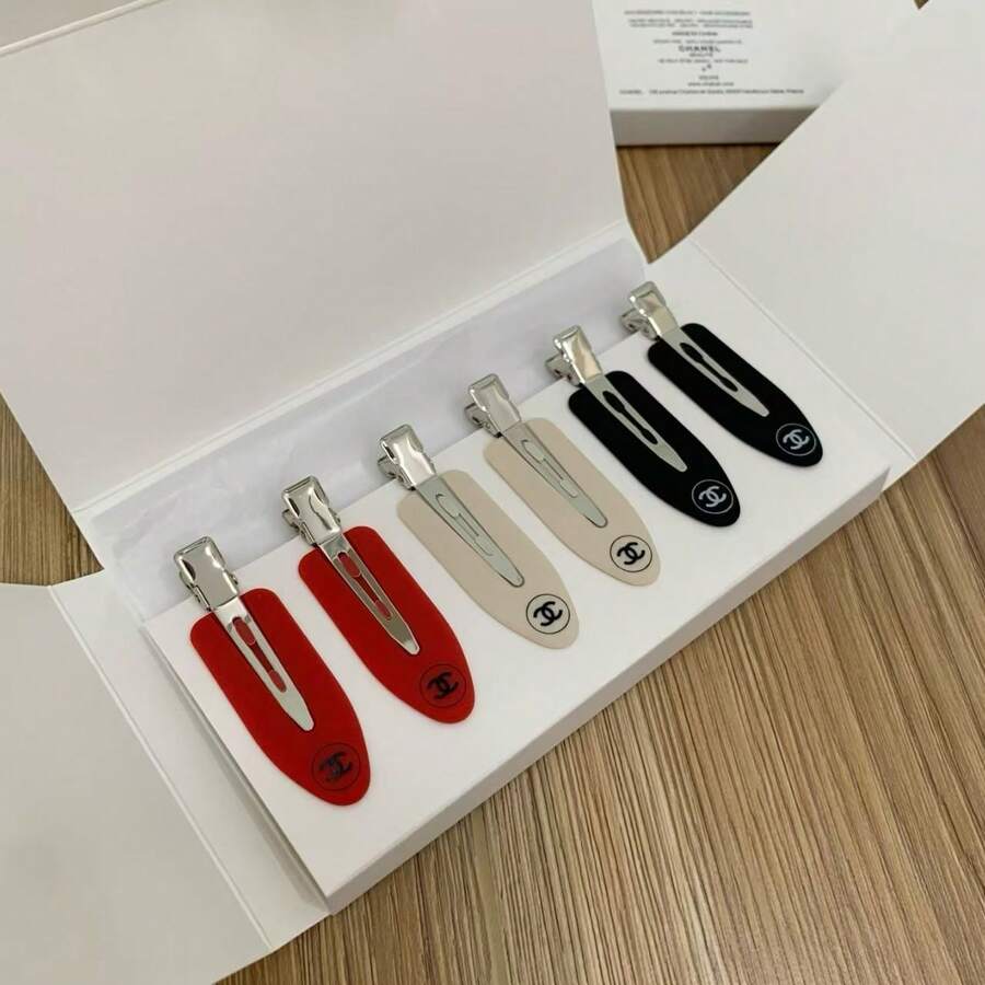 CHANEL Bộ 3 kẹp tóc kim loại BEAUTÉ, với logo CC lồng vào nhau cổ điển, có các màu đỏ tươi, be và đen. - Kẹp tóc màu đỏ, trắng và đen - Xem 1