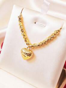 24 Karat Gold Blumen Anhänger Halskette mit 50 cm Wasserwellen Kette, hochwertige Luxus Schmuckzubehör, Accessoires für den Nationalfeiertag in Saudi-Arabien