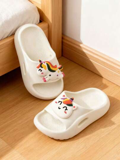 新款儿童拖鞋，纯色简约设计，采用多功能EVA材质，轻便柔软，男女童皆宜，适合室内、卧室、浴室、户外行走，春夏季节穿着。