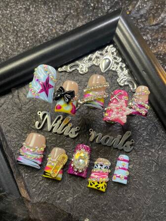 10 st. korta nagellack med akryl, blå och rosa röd och lila nagelkonst, grön och blå fransk, svart och rosa röd och lila flerfärgad tie dye-design, dekoration musikfestival nordisk heltäckande patch-nagelset, färgglada glänsande nagelstenar