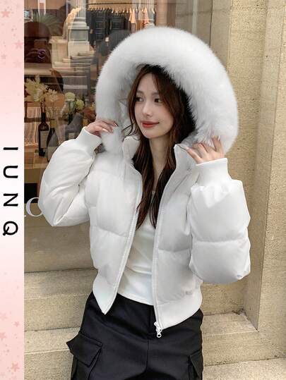  IUNQ【送料無料】レディース冬用無地のボリューム感あるショート丈ダウンジャケット。ファー付きパーカータイプのレディース用パーカーコートで、ジッパー仕様のフード付きすっきりとしたシルエットのショートアウターです。防寒性に優れ、オフィスカジュアルからデイリーまで幅広く使える、ショート丈の厚手ファー付き中綿アウター。取り外し可能な細かいファー襟付きで、着こなしのアレンジが可能です。韓国風の感あるデザインで、長袖・フロントジッパー仕様、裾はリブでフィット感のある、着回し力の高いスリムフィットショートジャケット【国内発送】