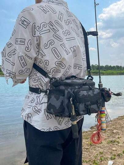 1个多隔层防水钓具包，迷彩和几何图案可选，纯色可选，拉链封口，肩带。是户外徒步、露营和钓鱼装备收纳的理想之选。