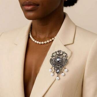 1 Stück elegante vintage osmanische traditionelle Brosche für Frauen, mit grauen Strass-Steinen besetzt, Cut Out Blumenmuster, Kunstperlen-Anhänger, professionelles Accessoire für Frauen-Partys/Festivals