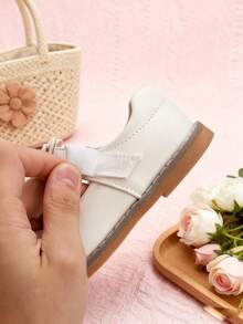 A Pair Of White Shoes With Bow - Leather Shoes,Oxford Shoes,Loafer Shoes,Flat Shoes Kids Shoes,Shoes,Girls Shoes,Girl Shoes,Zapatos De Niña,Toddler Girl Shoes,Kid Shoes,Zapatos Para Niñas,Shoes For Girls,Zapatos De Niño,Zapatos,Zapatos Para Niña,Kids,Shoes Kids,Zapatos De Niñas,Zapatos Para Niños,Little Girl Shoes,Zapatos Niña,Zapatos De Niños,Girls Dress Shoes,Girls,Flats,Zapatos Niñas,Toddler Girl,Shoes Girls,Loafers For Toddler & Little Girls & Little Boys | Ideal For School Day,Field Trip,After-School Playdate,Birthday Party,Family Brunch,Picnic,Church Service,Holiday Gathering,Art Class,Library Visit,Park Stroll,Weddings,Outings,Special Occasions,Christmas,New Year Celebrations - 3340 Trắng - Xem 5