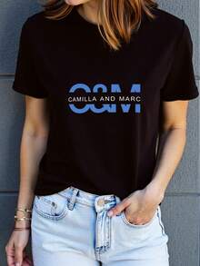 Camiseta gráfica Camilla Marc para mujeres - Mezcla de poliéster suave y transpirable, camiseta de manga corta de cuello redondo de secado rápido con impresión de letras azules llamativas, ajuste relajado para uso casual y al aire libre en verano, comodidad para todas las estaciones, camiseta elegante y cómoda, elasticidad media, ropa de ocio, top moderno, camiseta ligera, top estampado, mujeres modernas - Negro - Ver 2