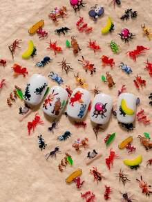 这款卡通趣味美甲贴纸采用浮雕纹理设计，可爱生动，包含蚂蚁、香蕉、小昆虫等各种元素，适合个人DIY，打造可爱有趣的指甲造型。