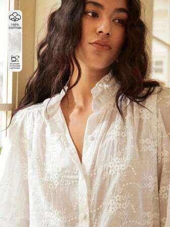 白色纯棉纽扣女式衬衫，适合茶会、假日、返校季、音乐会等场合，优雅休闲时尚，常规长度白色刺绣常规袖衬衫，立领纽扣细节，新年舒适百搭，日常通勤、外出、派对、假日穿着皆宜。