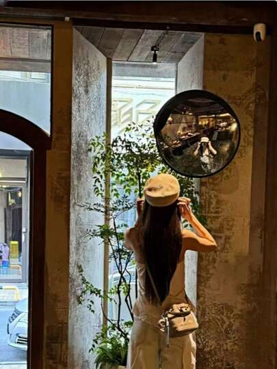 1pc Large Minimalist Round Wall Mirror - Horizontal Wall Mounted Mirror, Plastic Frame, No Electricity Required | Suitable For Living Room, Bedroom, Entryway, Bathroom Wall Decor, Can Be Used As Selfie Mirror, Dressing Mirror, Room Decor, Dressing Room Decor, Studio Decor