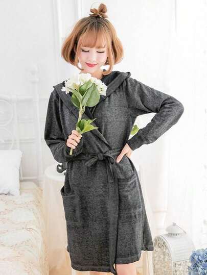 一件装高级短款毛绒浴袍，吸水性强，适合酒店SPA、户外泳池、伴娘及新娘晨袍穿着，秋冬季保暖柔软睡衣。