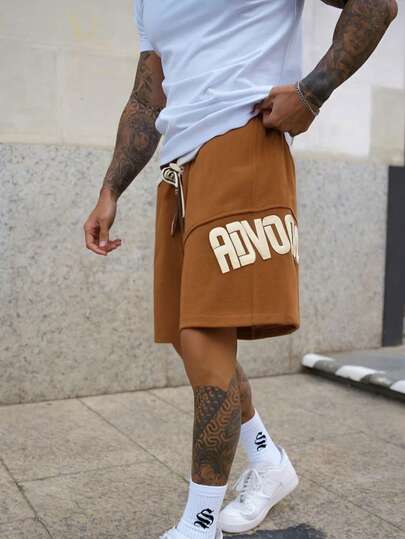 1条男士棕色抽绳腰休闲短裤，美式街头风字母印花图案短裤，适合夏季日常通勤和休闲穿着。