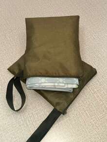 一款优雅便携的43*30英寸可折叠家用跪垫，饰以精致的蓝金花卉图案，非常适合宗教活动、室内/室外使用、书房和大厅，是书房必备之选 | 精美花卉图案 | 可折叠设计，是开斋节的理想之选