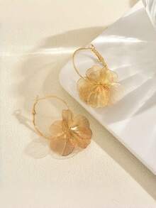 1 Pair Of New European And American Women's Earrings With Geometric Flower Petal Design, Ear Buckles That Are Versatile And High-End, Suitable For Women To Wear At Daily Gatherings And Parties - Gold - View 3