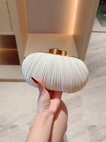 月光之夜手拿包 - 1个迷你白色不规则盒褶缎面经典手拿包，适合正式场合、晚宴、浪漫婚礼、年末派对、新娘、舞会等，带翻盖和链条。完美搭配新年装束、派对礼服、婚礼必备、毕业典礼及舞会礼服。 - 白色 - 查看 3