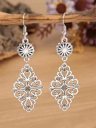一对复古波西米亚镂空图腾花吊坠耳环，适合女性日常佩戴和送礼，四季皆宜。