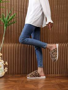 Damen Leoparden-Muster Plüsch Hausschuhe, weiche Sohle, geschlossene Zehenpartie, breites Riemendesign, warm und bequem, Plüschfutter, modische Slip-On Schuhe, bohemian-lässiger Stil, Tierdruck, geeignet für Zuhause und Outdoor, ganzjährig - Kaffee - Übersicht 5