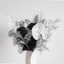 一套/5支装，奢华仿真丝花束，白色和银色调，黑色点缀，包含牡丹、玫瑰和银元桉，是节日、婚礼和家居装饰的理想之选，尤其适合圣诞节。 - 黑色 - 查看 6