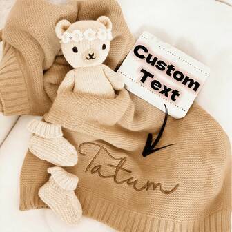 Anpassad broderad babyfilt - Stickad filt med personligt namn, lämplig för barnvagn/vila - året runt, mjuk och andningsbar - Mors dag/födelsedagspresent till barn, mamma, fru - Maskintvättbar, multifunktionell, dekorativ, bokstavsbroderi, modern och moderiktig, färgglad och bedårande, avslappnad och mångsidig, anpassningsbar, personlig, unik, perfekt present till honom, perfekt present till henne