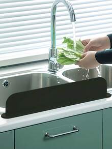 1个经典硅胶水槽防溅罩，带吸盘，防水防溅，适用于厨房和实验室水槽、洗碗池和洗碗盆，耐用材质，多种颜色可选，易于安装，防止水溅出并保护台面，是家庭和专业使用的理想之选。台面保护 | 经典设计 | 柔韧硅胶