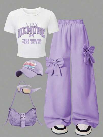 一套甜美休闲两件套女童套装，包括一件简约字母蝴蝶结装饰短袖上衣和一条浅紫色蝴蝶结阔腿裤，适合度假、情人节、春季、秋季、夏季、派对、上学和日常穿着。