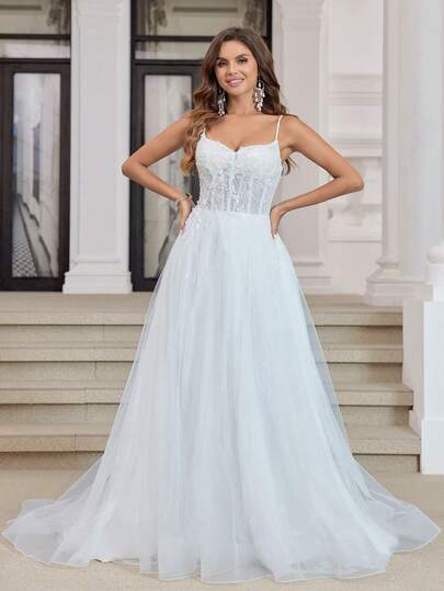 Vacker och elegant blommig spetsapplikation med a-linjeformad brudklänning, lämplig för alla årstider