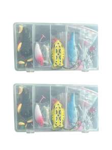 1件/2件装路亚钓具套装，包含曲柄饵、水面路亚、旋转亮片、软饵、夹子、鱼钩、钓具盒等，适用于鲈鱼、鳟鱼、鲑鱼、淡水鱼等。钓具套装包含塑料虾、软饵、勺形亮片、蚱蜢曲柄饵、夹子、鱼钩、钓具及其他配件。