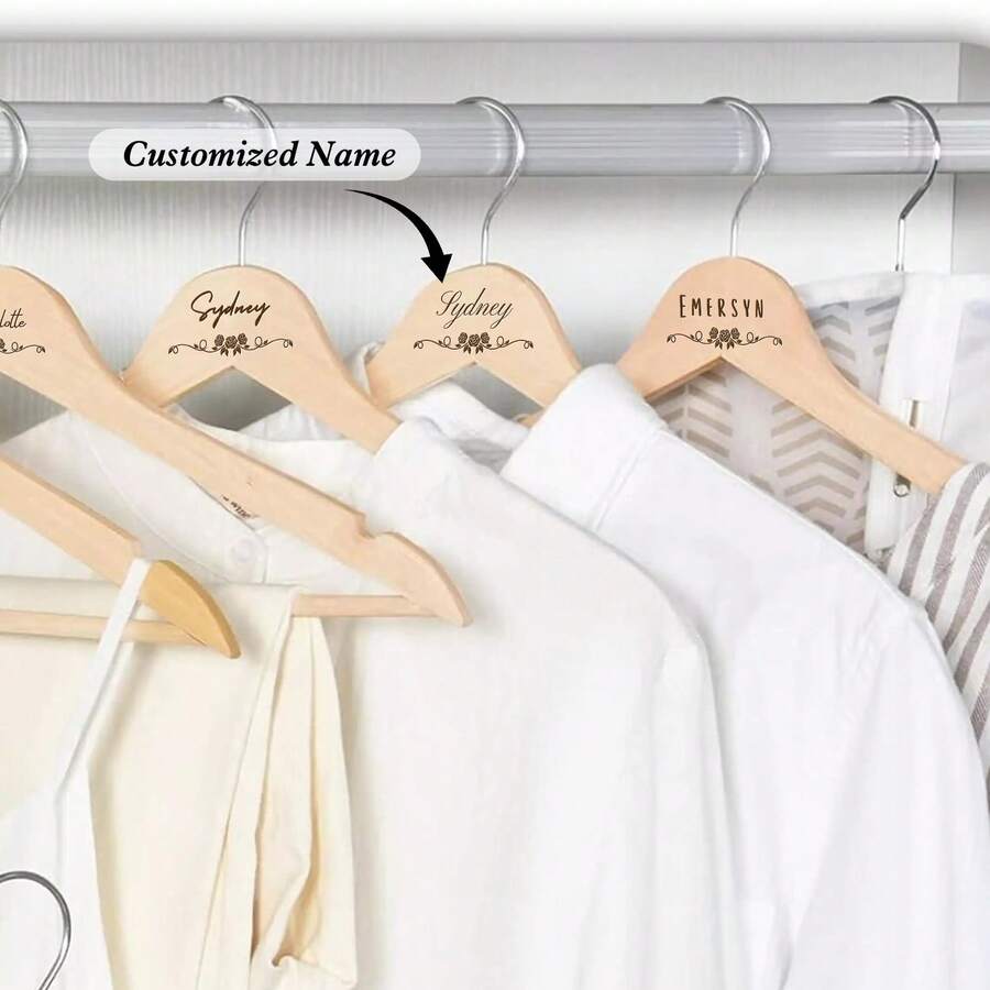 Móc treo quần áo bằng gỗ dày, khắc tên theo yêu cầu, quà tặng cô dâu/phù rể/phù dâu/Ngày của Mẹ/Ngày của Cha, móc treo quần áo thủ công, móc treo quần áo bằng gỗ nguyên khối, quà tặng tân gia. - Màu gỗ - Xem 1