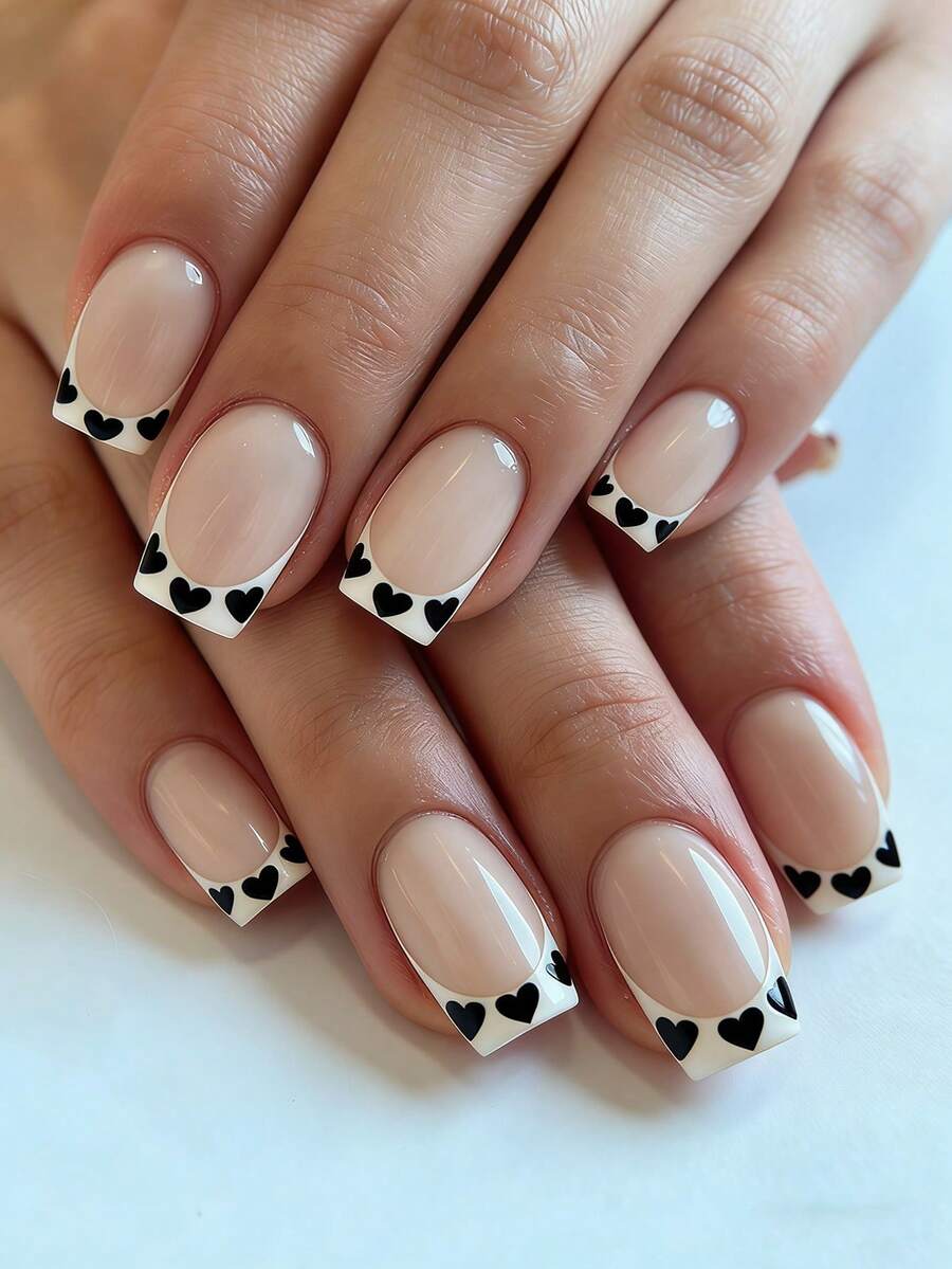 用24片中号方形按压式假指甲升级你的造型！时尚简约，情人节可爱黑色法式图案，白色法式按压式假指甲，经典日常白色法式裸色底按压式假指甲，全覆盖假指甲套装，适合女性和女孩。套装包含1张粘合贴片和1个迷你指甲锉，果冻胶条，随机发货。 - 黑與白 - 查看 1