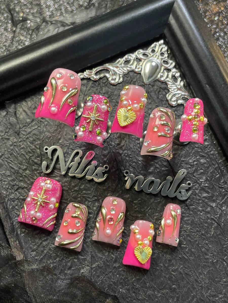 10件套短鸭嘴美甲亚克力套装，玫瑰红和粉色美甲，玫瑰红法式，粉色扎染设计，波西米亚公主风装饰音乐节北欧全覆盖贴片美甲套装，3D立体珍珠、心形、星星、彩色钻石及其他美甲配件装饰