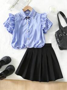 【返校套装】8-12岁女孩清新青春日常穿搭：蓝白条纹荷叶领衬衫+黑色百褶裙，既适合上学又舒适甜美