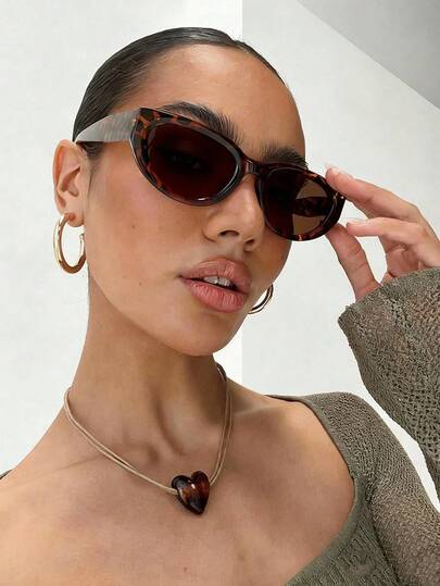 A Pair Of European And American Fashion Classic Casual Oval Small Frame Glasses, Elegant And Beautiful, Suitable For Women To Wear In Various Seasons, Including Halloween, Autumn And Winter, Business And Leisure, Y2K Music Festival, Summer Beach Vacation, Outdoor Travel And Other Occasions. The Casual Cat Eye Frame Design Is Suitable For Occasions Such As Going Out And Returning To School.