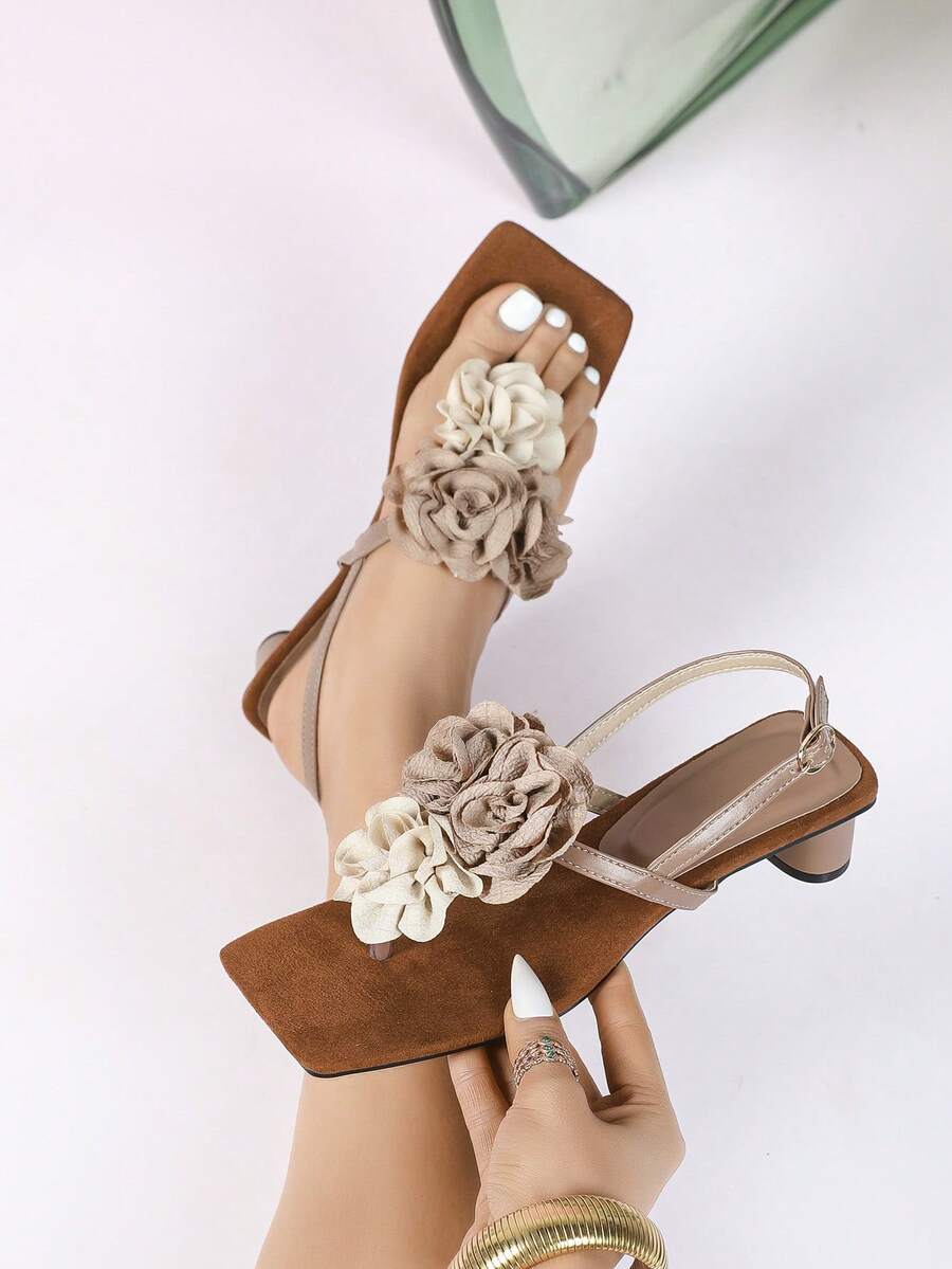 Dép xỏ ngón mũi vuông màu nâu cổ điển, quai màu kaki với họa tiết hoa hai màu, gót chunky vừa phải, đa năng. - màu nâu - Xem 1